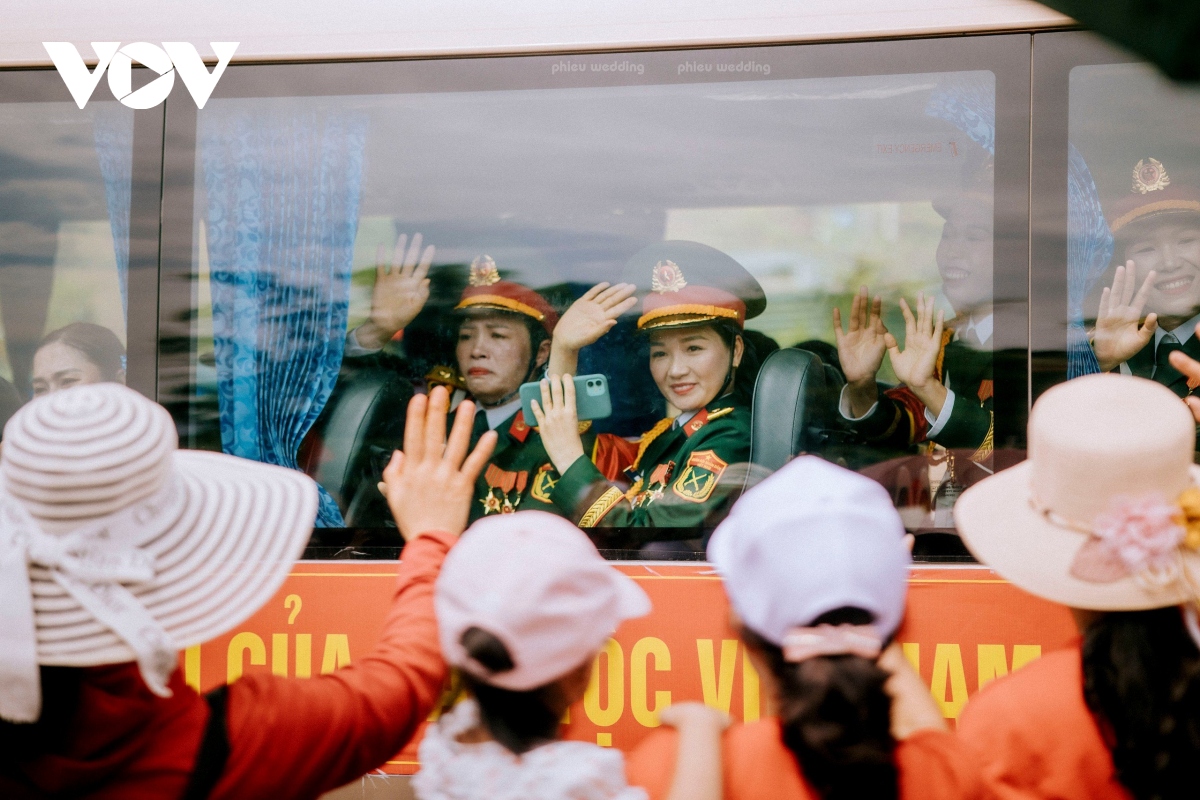 Người dân Điện Biên lưu luyến chia tay các đơn vị diễu binh, diễu hành