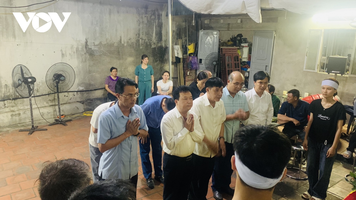 Chủ tịch huyện Tiên Du thăm hỏi gia đình 2 nữ sinh nghi nhảy cầu ở Bắc Ninh