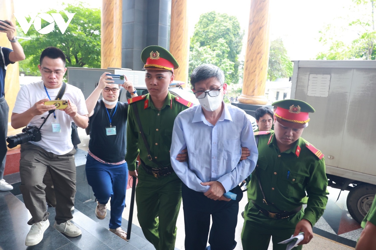 Cựu Bộ trưởng Y tế Nguyễn Thanh Long đeo khẩu trang hầu tòa phúc thẩm