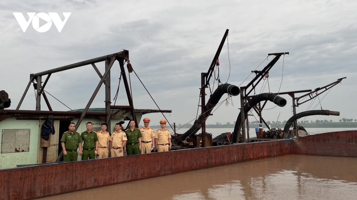 Phát hiện 4 tàu hút cát trái phép trên sông Hồng