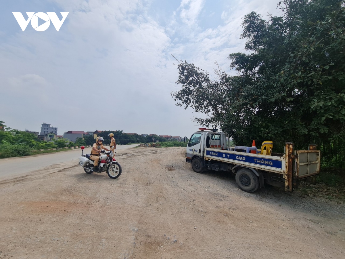 Bắc Ninh quyết liệt xử lý xe đầu kéo, xe chở quá tải trọng trên các tuyến đê