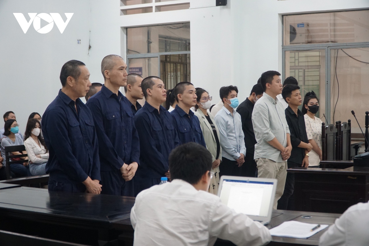 Xét xử cựu cán bộ công an và 17 bị cáo liên quan đến vụ án đánh bạc ở Khánh Hòa