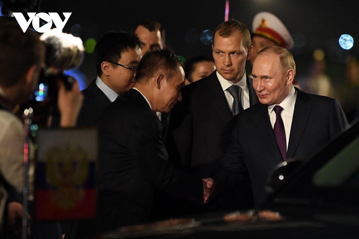Tổng thống Nga Putin đến sân bay Nội Bài, bắt đầu thăm cấp Nhà nước tới Việt Nam