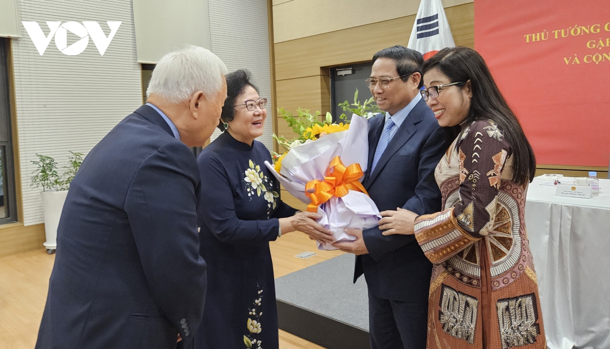 Thủ tướng gặp gỡ cán bộ, nhân viên ĐSQ, cộng đồng người Việt Nam tại Hàn Quốc