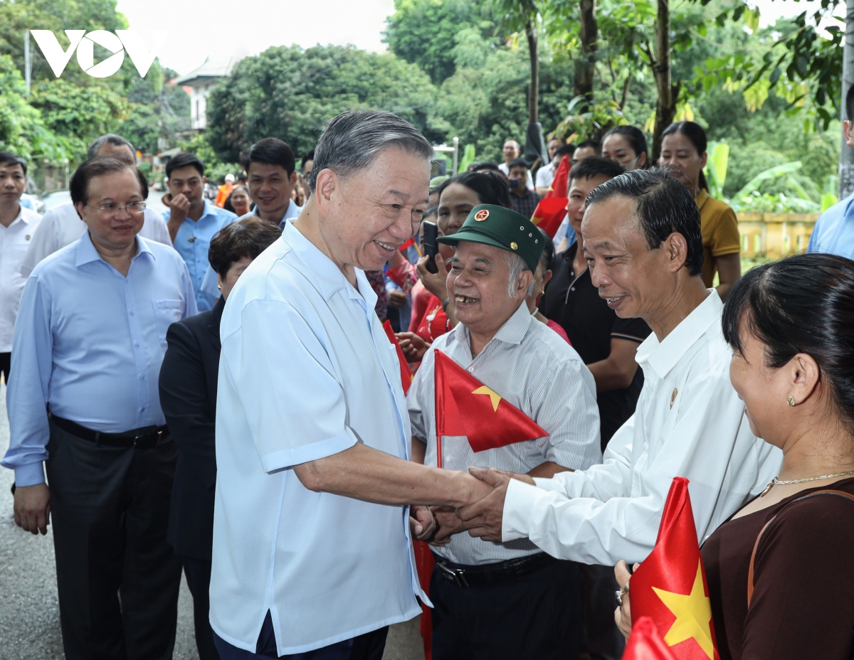 Chủ tịch nước Tô Lâm thăm, tặng quà nhân dân làng cổ Đường Lâm, Hà Nội