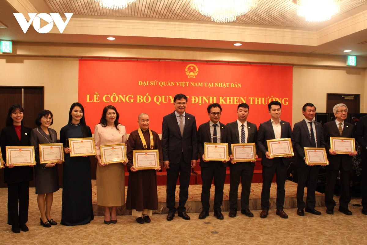 ĐSQ Việt Nam tại Nhật Bản khen thưởng các tập thể, cá nhân xuất sắc vì cộng đồng