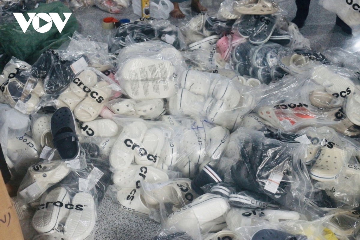 Đà Nẵng: Tạm giữ hơn 1.800 đôi giày, dép nghi giả nhãn hiệu Nike và Crocs