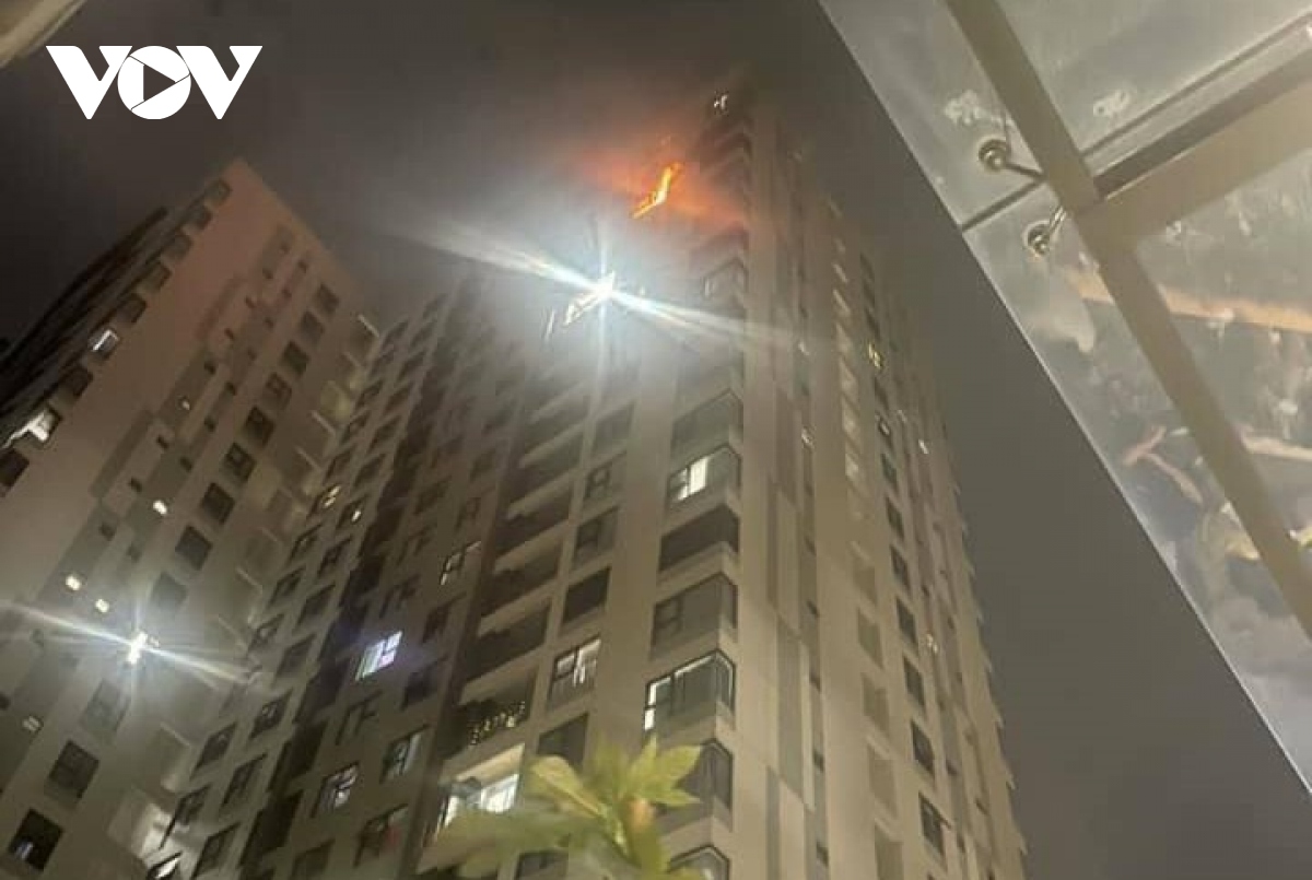 Cháy căn hộ chung cư lúc rạng sáng, nhiều người hốt hoảng tháo chạy