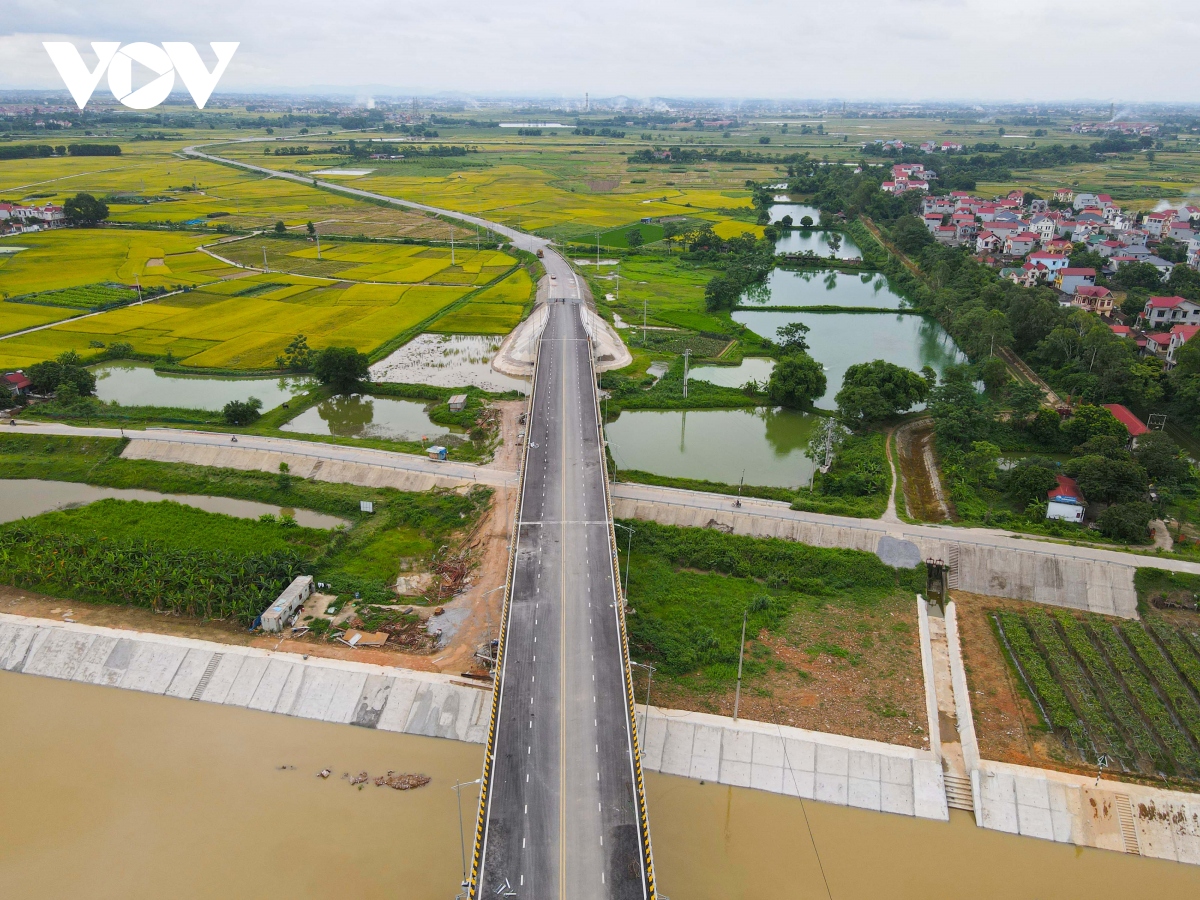 Cầu Hà Bắc 2 nối Bắc Giang - Bắc Ninh gần 400 tỷ đắp chiếu, dân đi đò qua sông