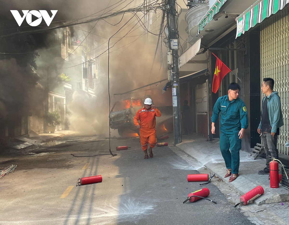 Đà Nẵng: Cháy xe ô tô tải giữa trưa nắng