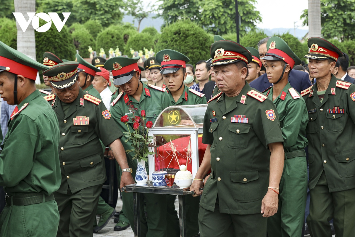 Truy điệu, an táng 12 hài cốt liệt sĩ quân tình nguyện hy sinh ở Lào