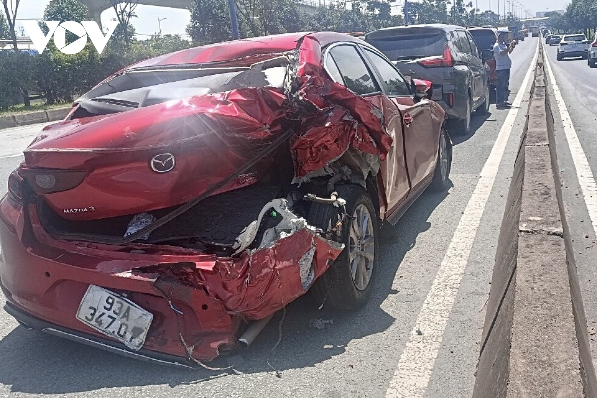 Tai nạn liên hoàn giữa xe đầu kéo và 4 ô tô trên xa lộ Hà Nội