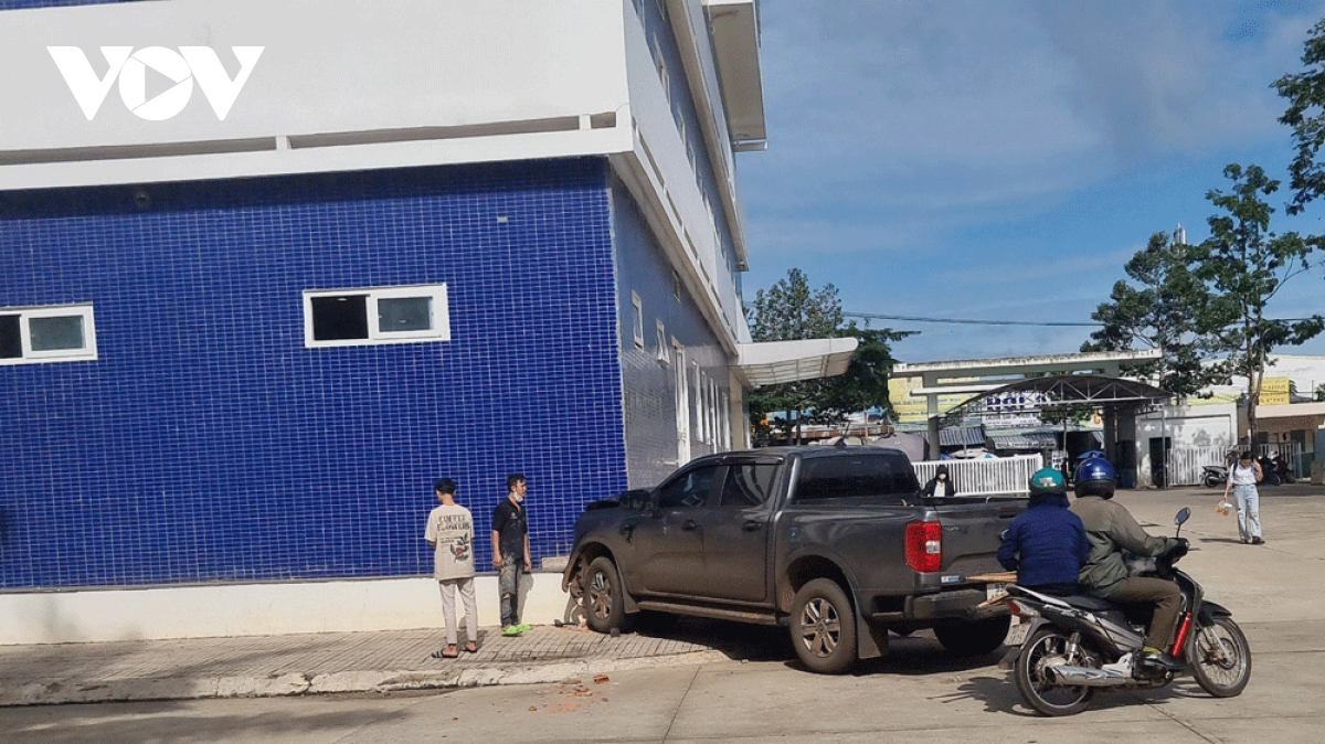 Bệnh nhân bất ngờ lái xe tông vào tòa nhà bệnh viện ở Bình Phước