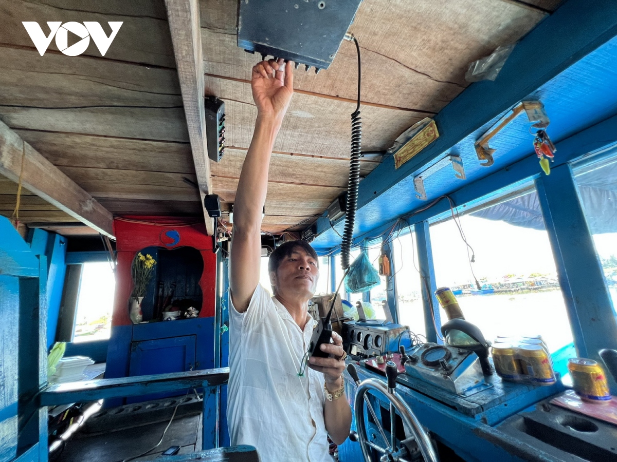 Ngư dân Quảng Ngãi gặp khó khi sử dụng máy định vị VX- 1700
