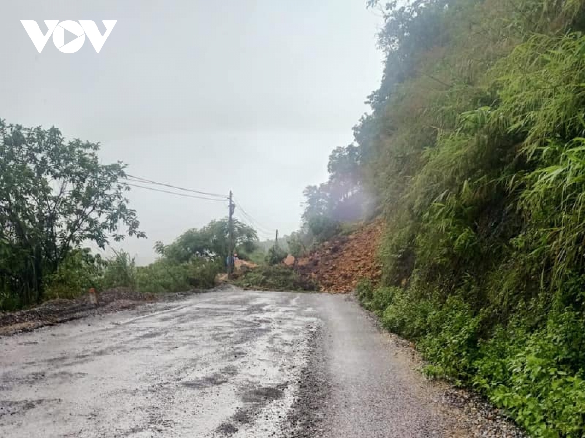 Mưa lớn kéo dài gây sạt lở nhiều tuyến đường ở Lào Cai