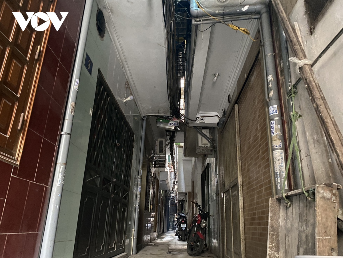Hàng loạt căn nhà cơi nới không gian trên cao, bịt kín các ngõ hẻm ở Hà Nội