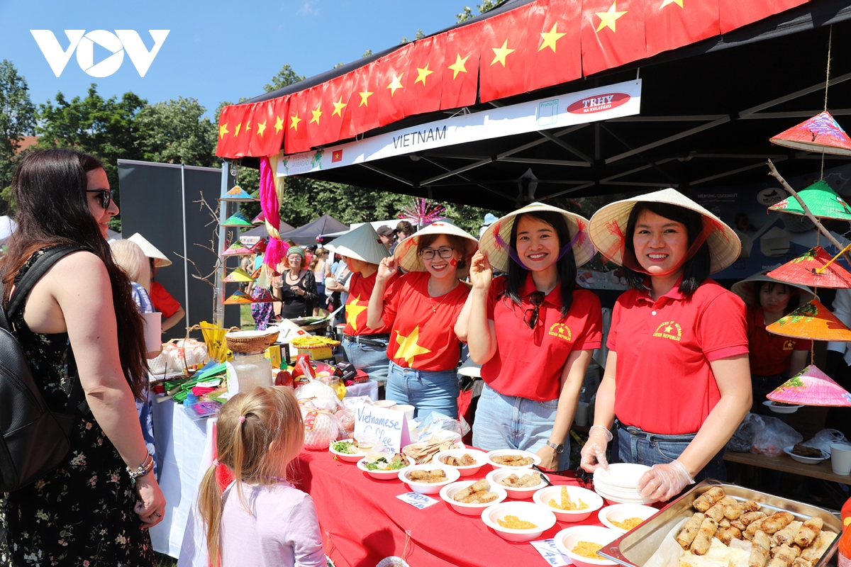 Việt Nam gây ấn tượng tại Lễ hội Văn hóa và Ẩm thực các Đại sứ quán 2024