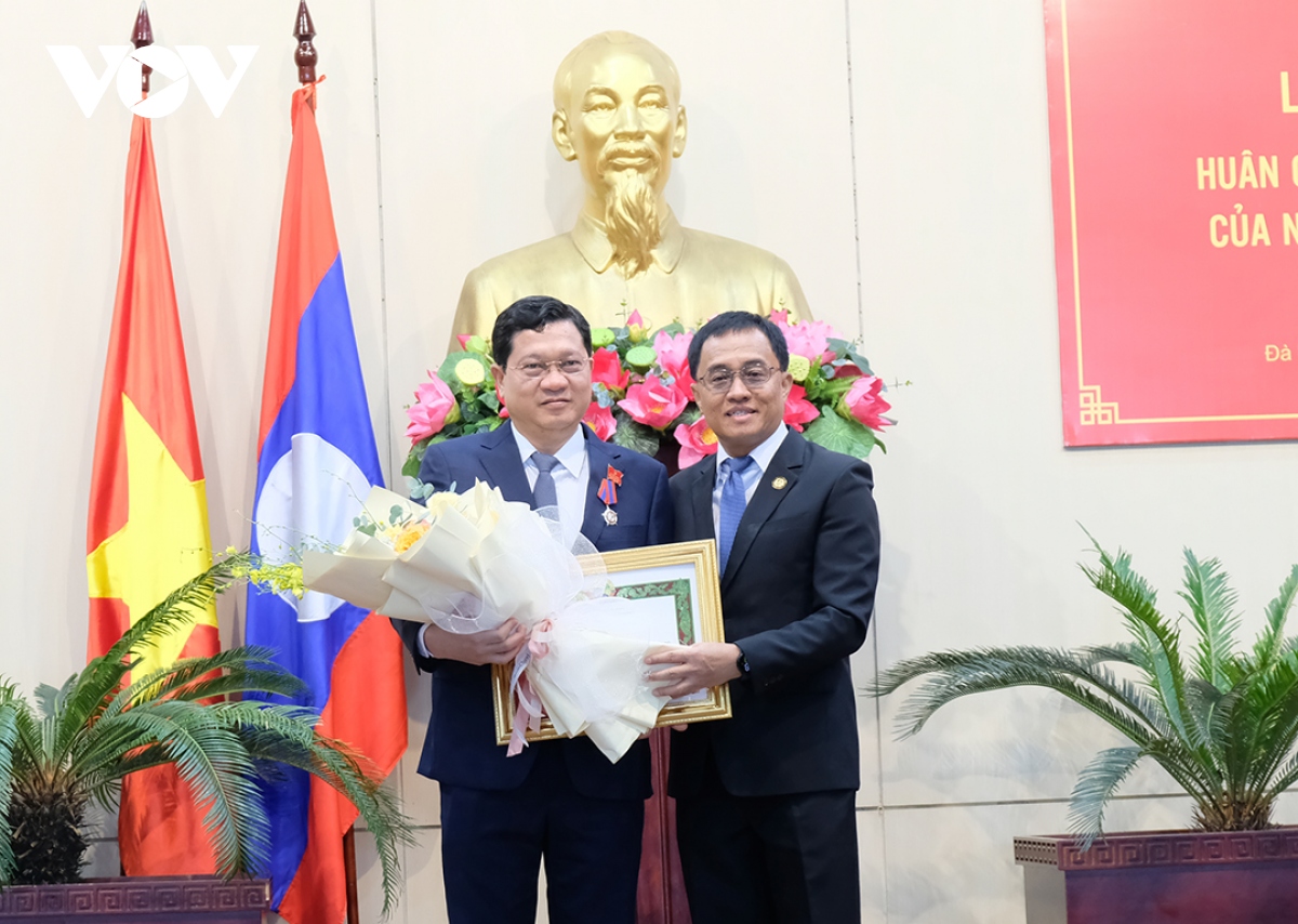 Phó Chủ tịch HĐND TP Đà Nẵng nhận Huân chương Tự do của Nhà nước Lào