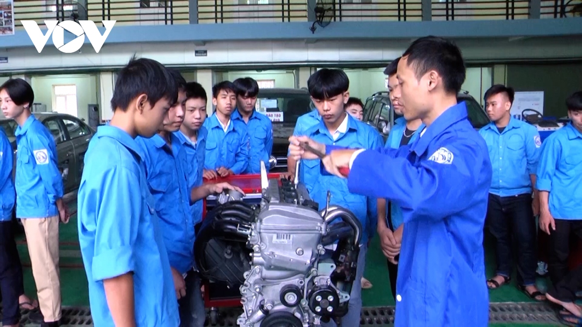 Nở rộ xu hướng học nghề sửa chữa ô tô ở giới trẻ miền núi Yên Bái