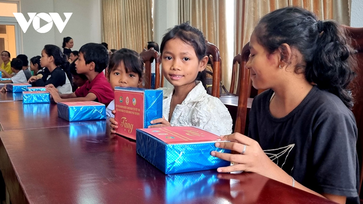 Cựu chiến binh tặng 200.000 quyển vở cho học sinh nghèo tại Đắk Lắk