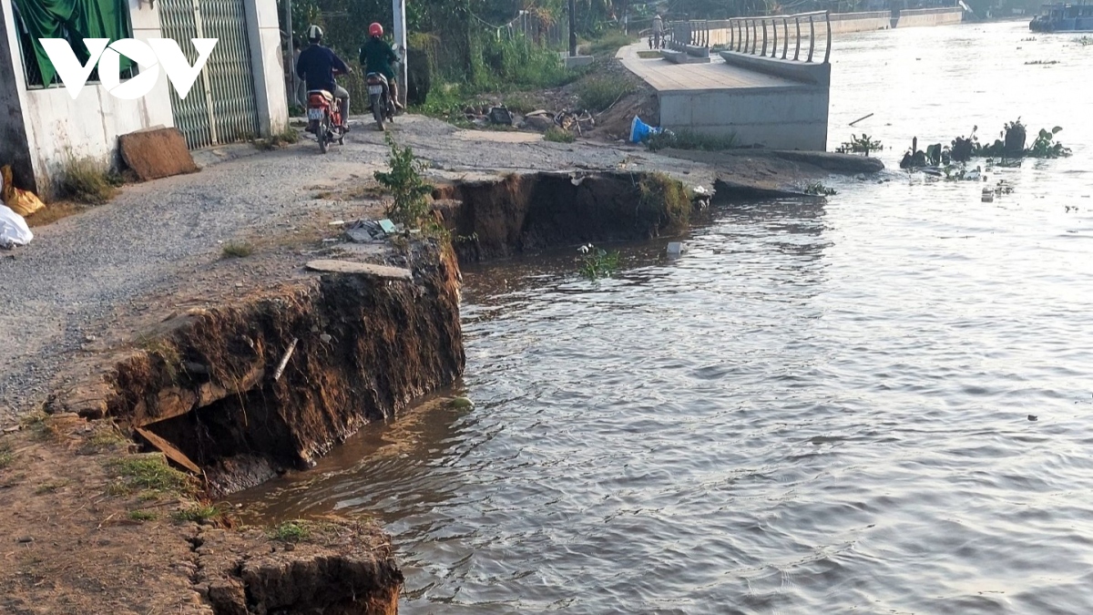Liên tiếp xảy ra 2 vụ sụp đất, sạt lở bờ kênh dài hơn 100m ở Hậu Giang
