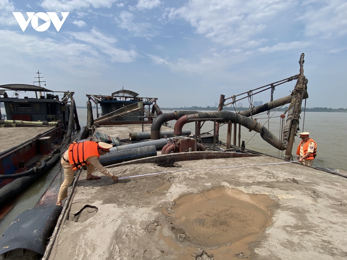 Phát hiện 2 tàu hút cát trái phép trên sông Hồng đoạn qua tỉnh Vĩnh Phúc