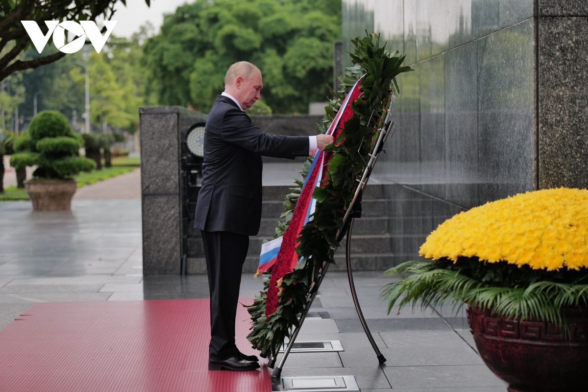 Tổng thống Putin đặt vòng hoa và viếng Chủ tịch Hồ Chí Minh