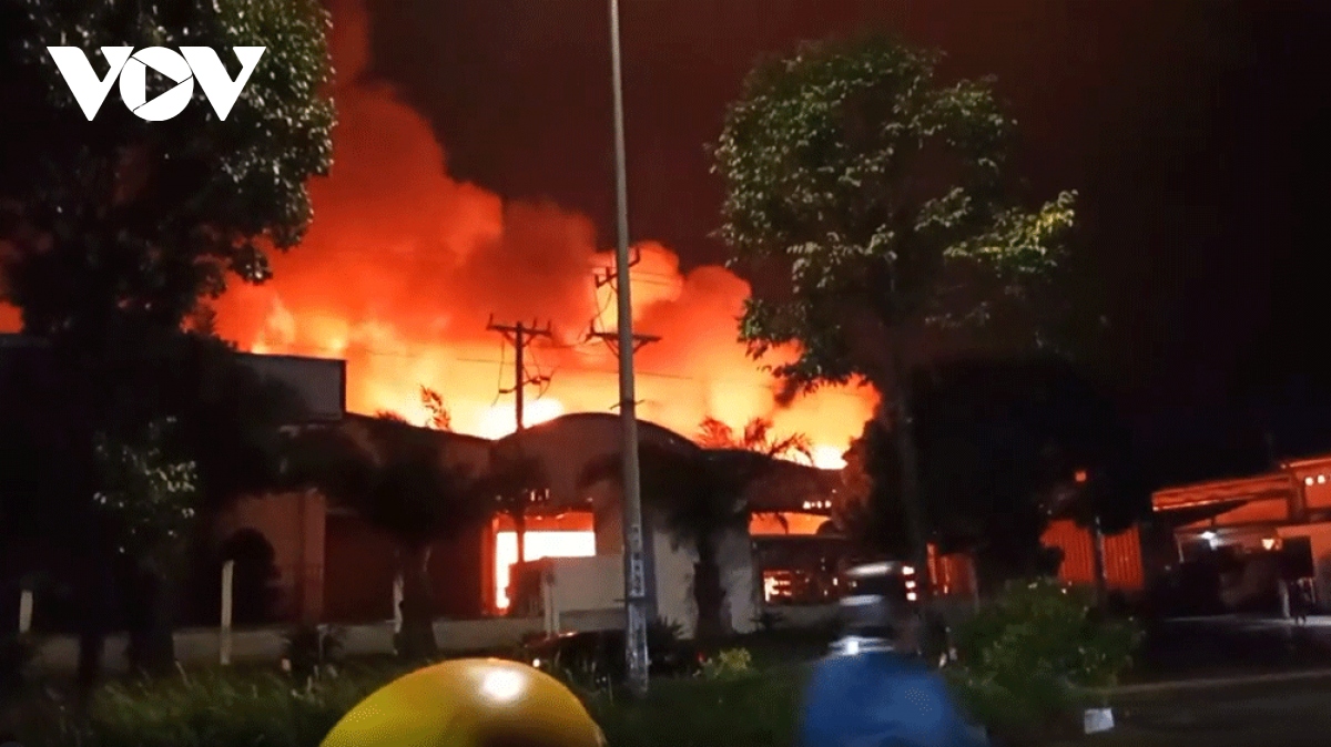 Cháy lớn ở công ty gỗ tại Bình Dương, thiêu rụi 1.500m² nhà xưởng
