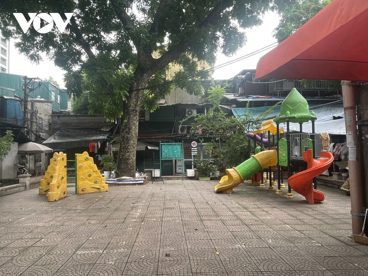 Sân chơi của trẻ em bị “biến” thành nơi bán cà phê, hàng ăn