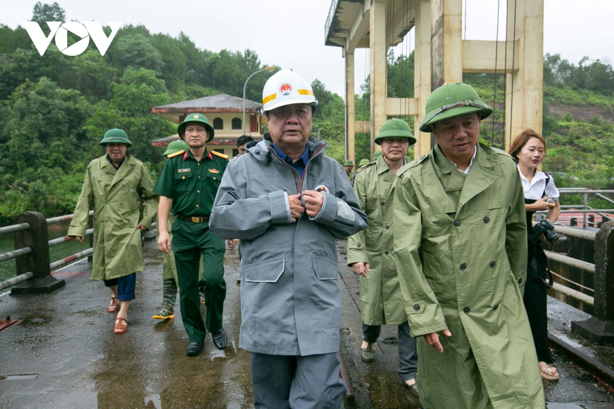 Bộ trưởng NN&PTNT kiểm tra công tác phòng chống bão số 2 tại Quảng Ninh