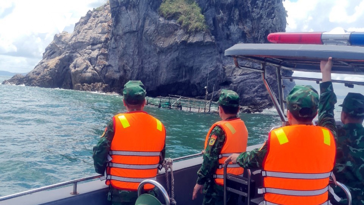 Biên phòng Quảng Ninh cứu sống 7 thuyền viên gặp nạn do sự cố đắm tàu