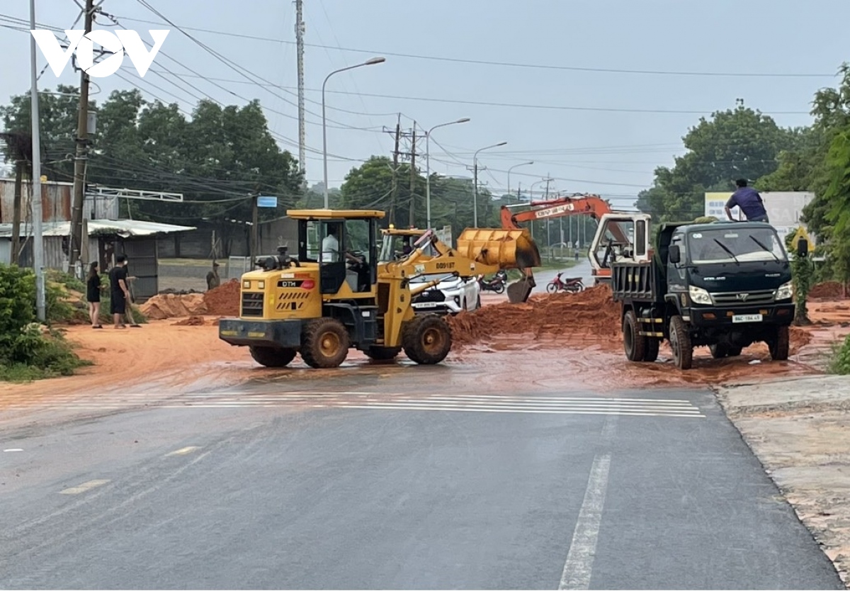 Huy động nhiều phương tiện dọn cát đổ xuống đường ra Mũi Né, Bình Thuận