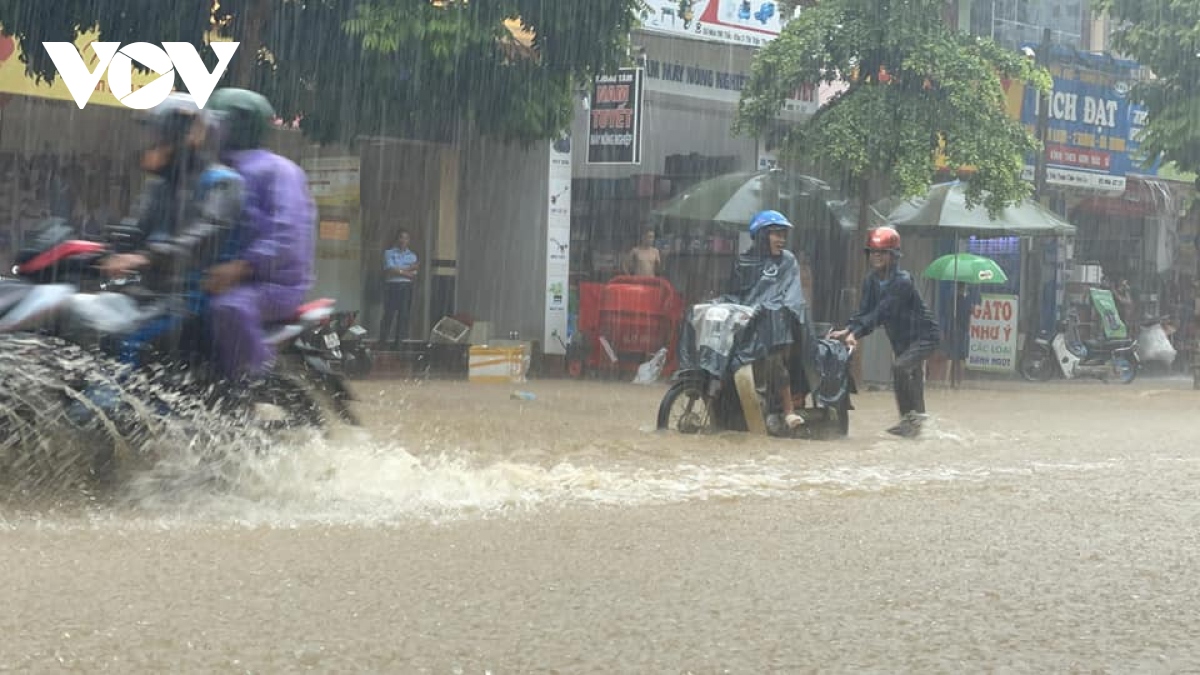 Mưa lớn gây ngập úng, sạt lở nhiều điểm trên Quốc lộ 6