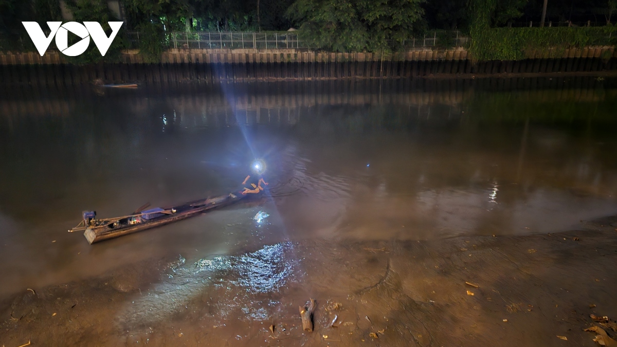 Dùng kích điện đánh bắt cá hủy diệt nguồn lợi thủy sản trên kênh Nhiêu Lộc-Thị Nghè