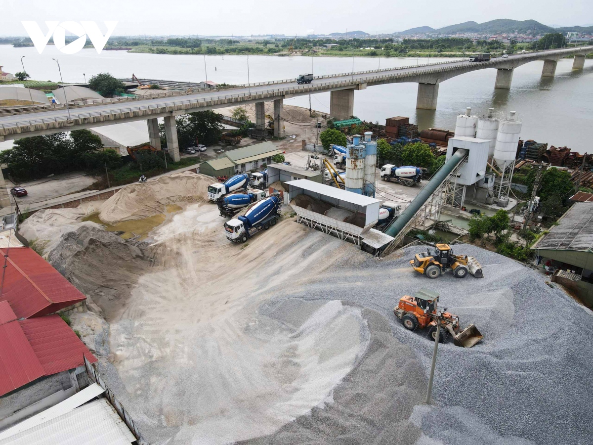 Cầu nghìn tỷ ở Bắc Ninh bị hàng loạt công trình bủa vây gây mất an toàn