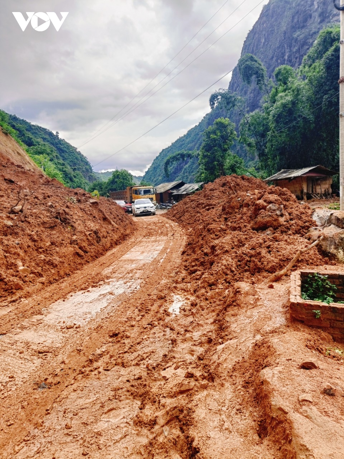 Chùm ảnh: Mưa lũ gây thiệt hại nặng trên các tuyến giao thông ở Sơn La