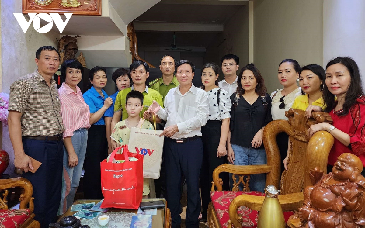 Đoàn công tác VOV dâng hương các Anh hùng liệt sỹ và tặng quà tại Hà Giang