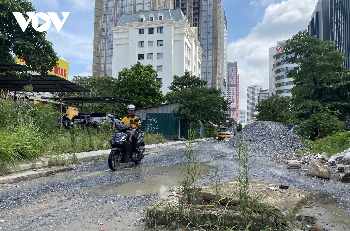 Nguy cơ mất an toàn giao thông trên tuyến đường thi công ì ạch ở Hà Nội