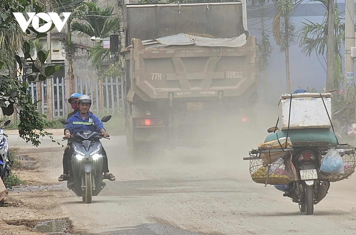 Ngán ngẩm mặt đường Tỉnh lộ 629 đầy ổ voi, ổ gà ở Bình Định