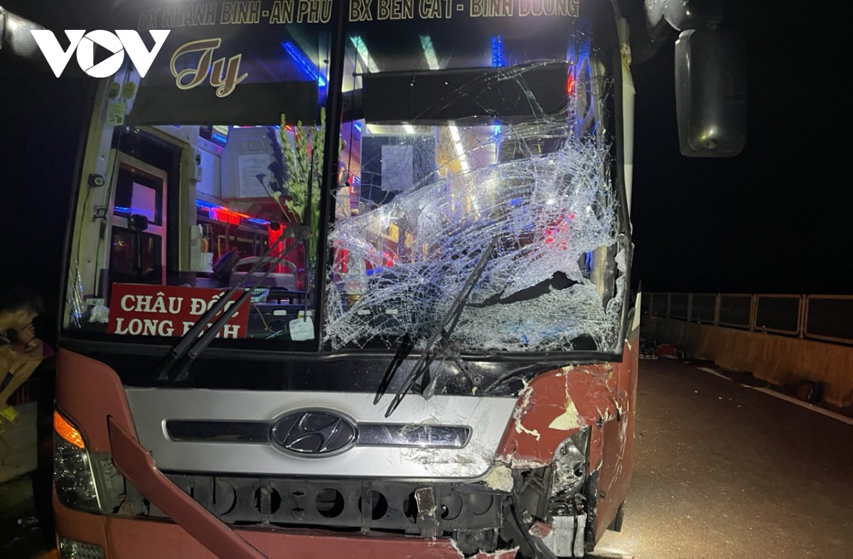 Tài xế thiếu quan sát gây tai nạn làm 3 người tử vong trên cao tốc ở Tiền Giang