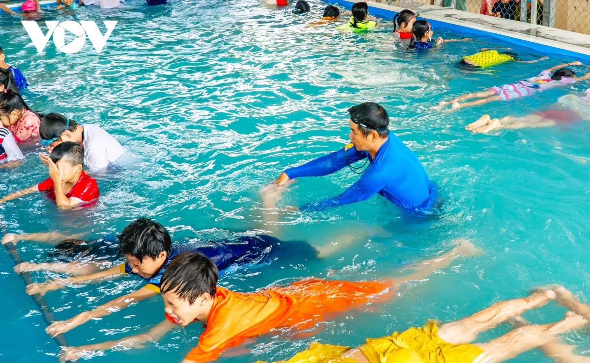 Những lớp học bơi miễn phí cho trẻ em nghèo ở Cà Mau