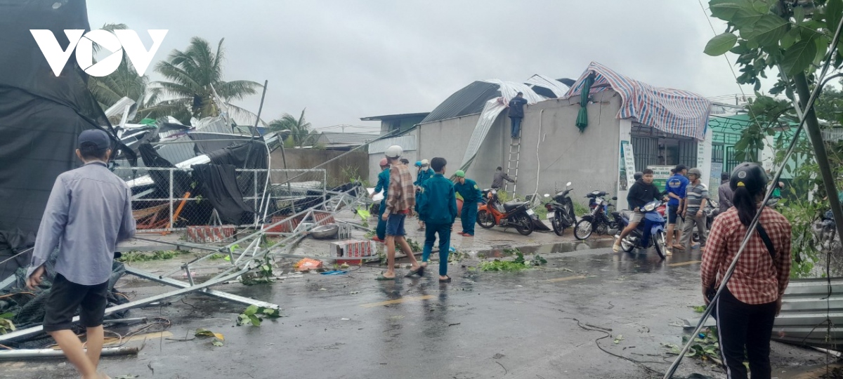 Cơ bản khắc phục hiện trường sau cơn lốc xoáy ở Tiền Giang, Bến Tre