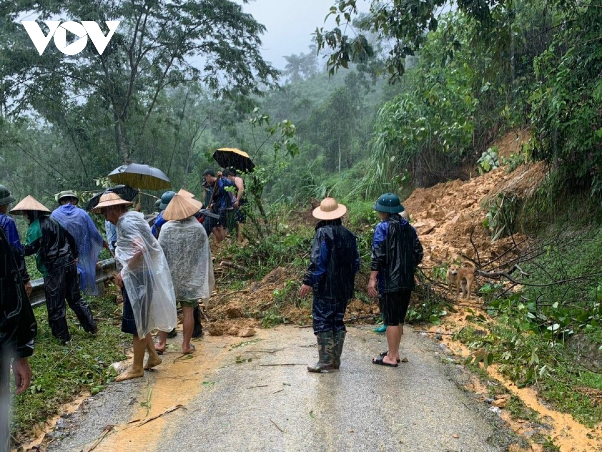 Sạt lở đất đá khiến 2 người đi đường bị thương ở Bắc Kạn