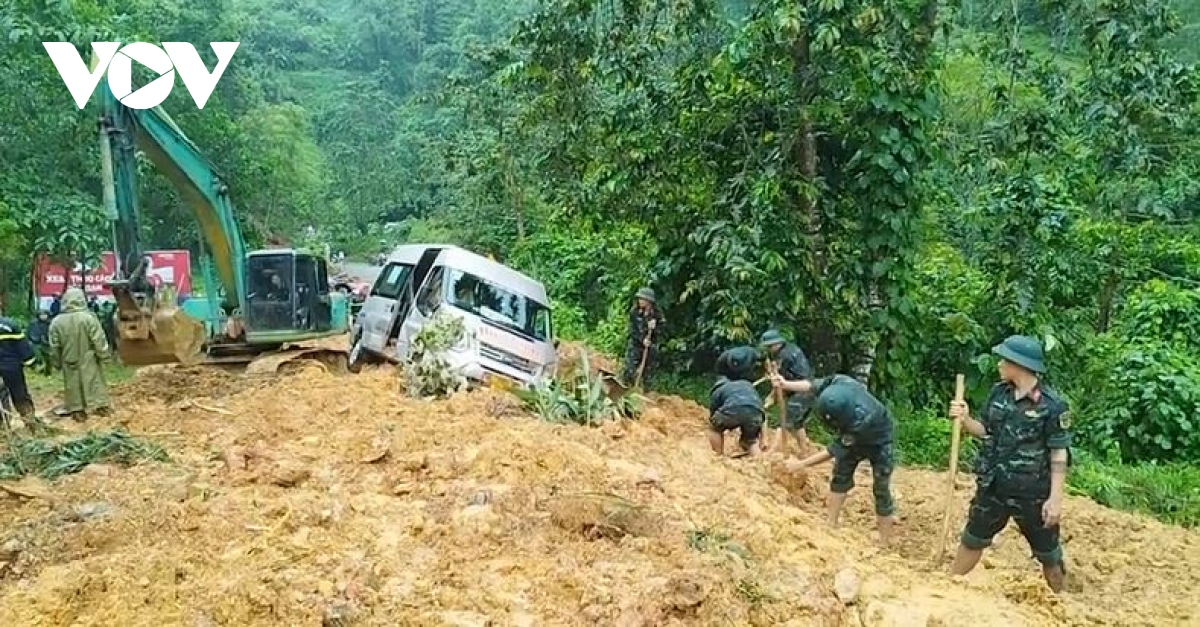 Hiện trường tìm kiếm người mất tích trong vụ sạt lở ở Hà Giang