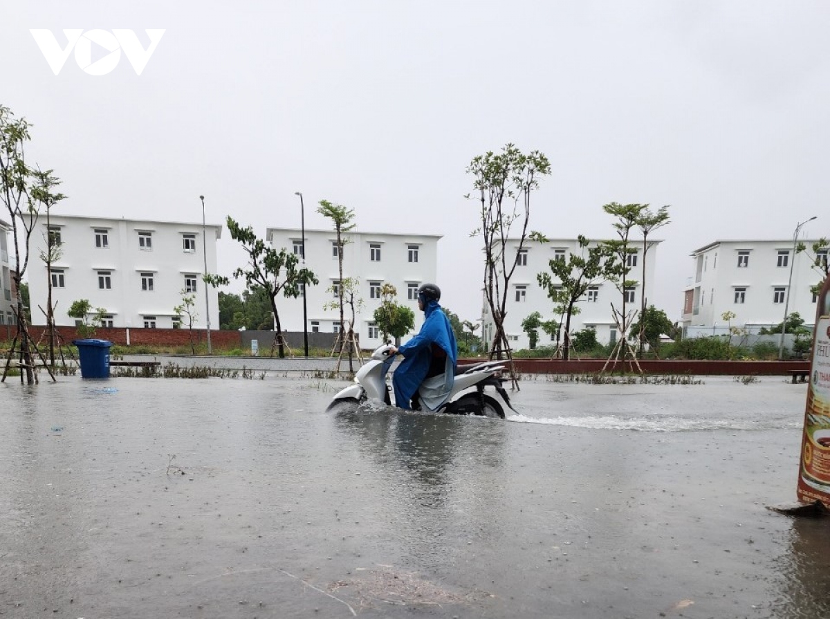 Mưa lớn ở Kiên Giang kéo dài, nhiều tuyến đường chìm trong biển nước