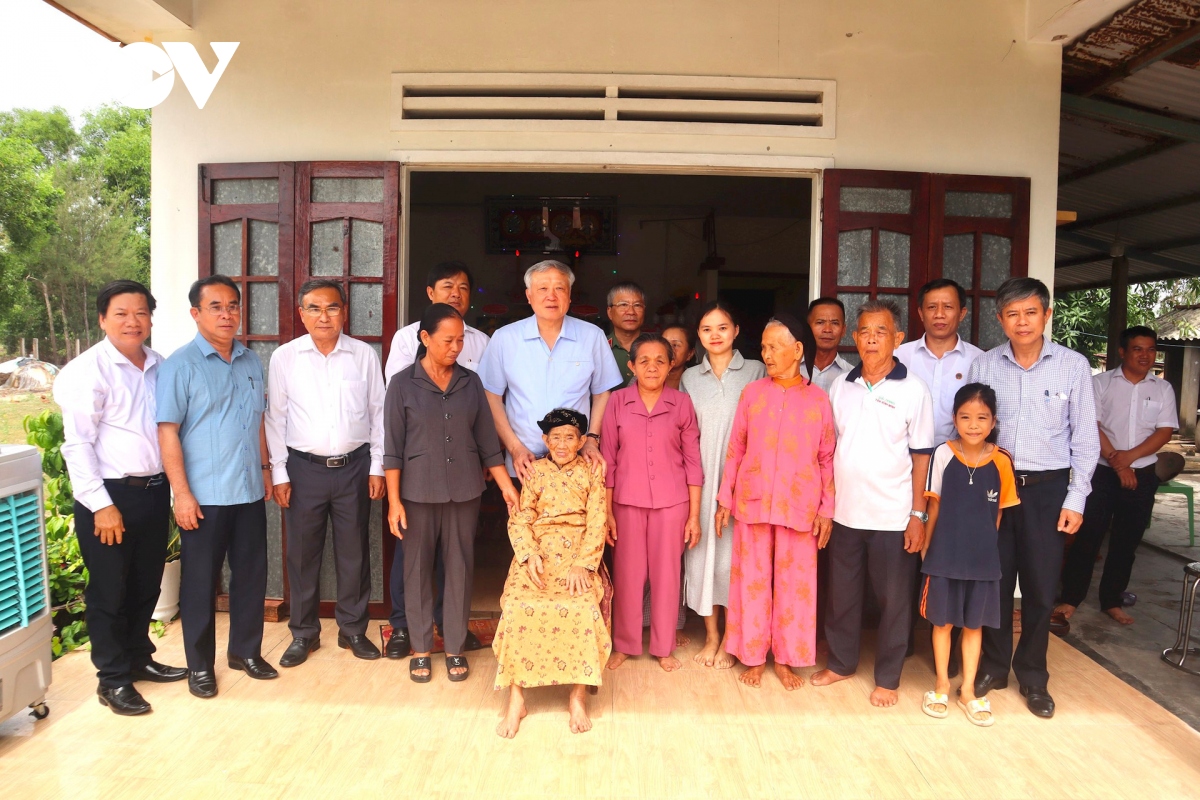 Chánh án TAND tối cao Nguyễn Hòa Bình thăm Nhà lưu niệm mẹ VNAH Nguyễn Thị Thứ