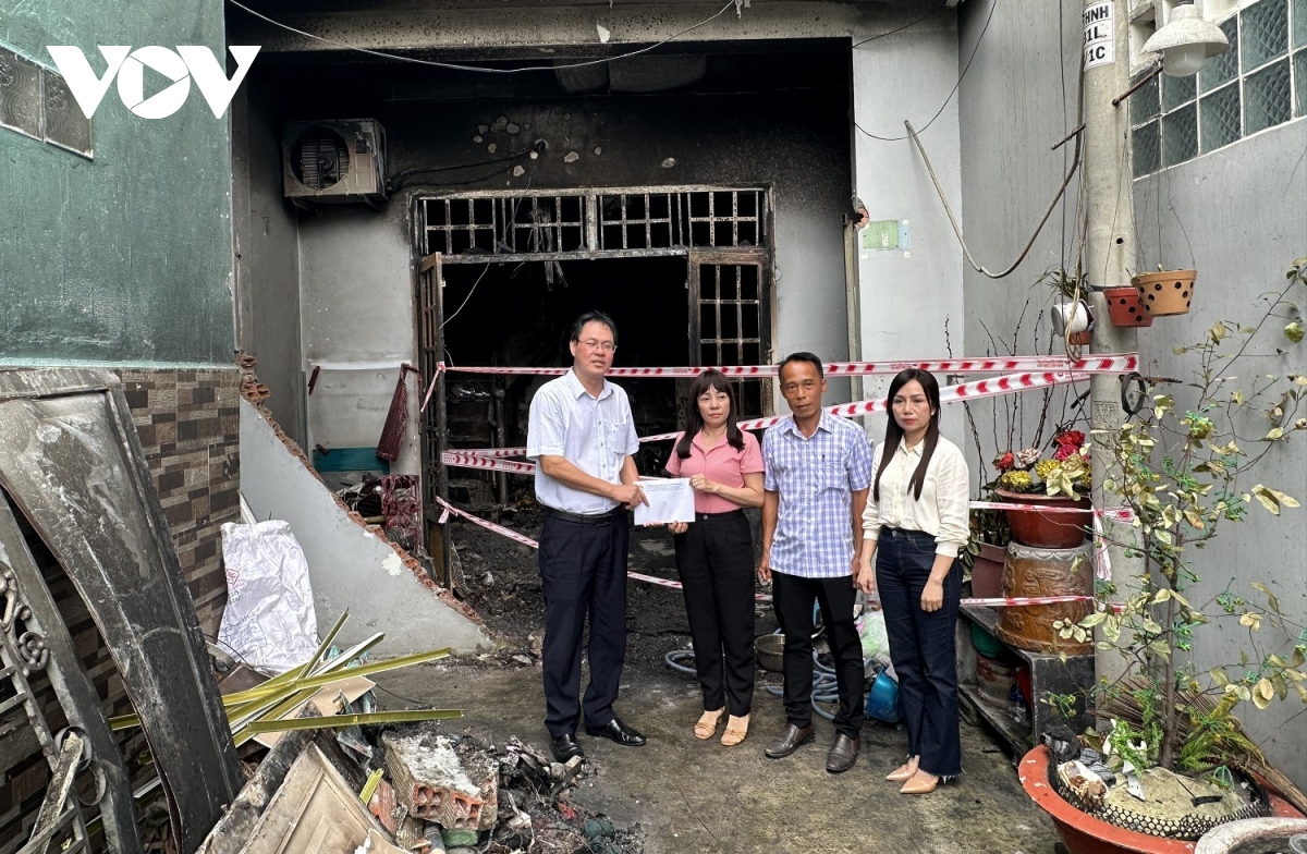 Mặt trận Tổ Quốc TP.HCM thăm gia đình nạn nhân vụ cháy nhà khiến 3 người chết