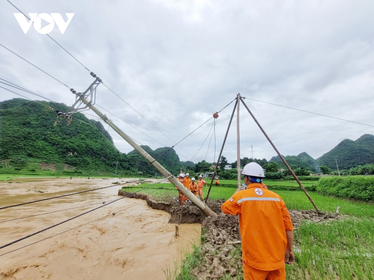 Gần 900 khách hàng thuộc 10 trạm biến áp ở vùng lũ Sơn La vẫn đang mất điện