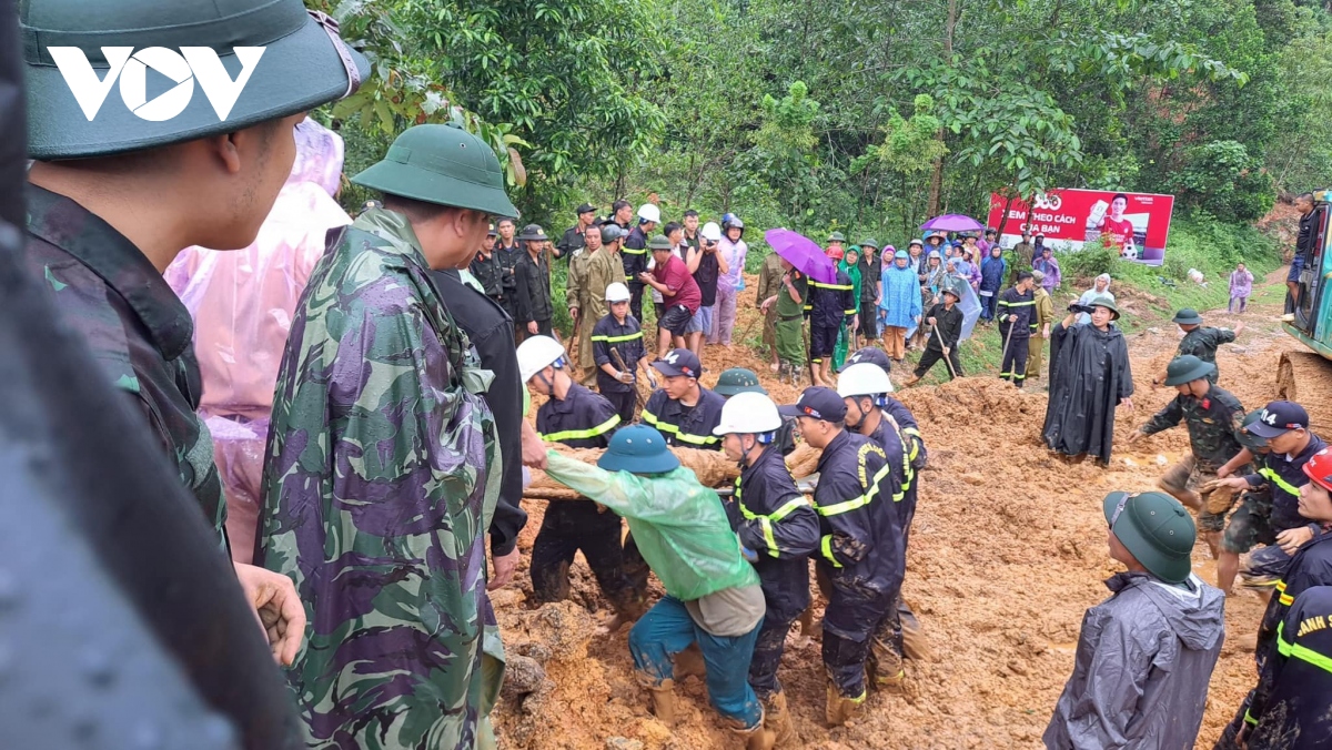 Sạt lở lớn ở Hà Giang, đất đá tràn qua xe đi ăn hỏi khiến 11 người tử vong
