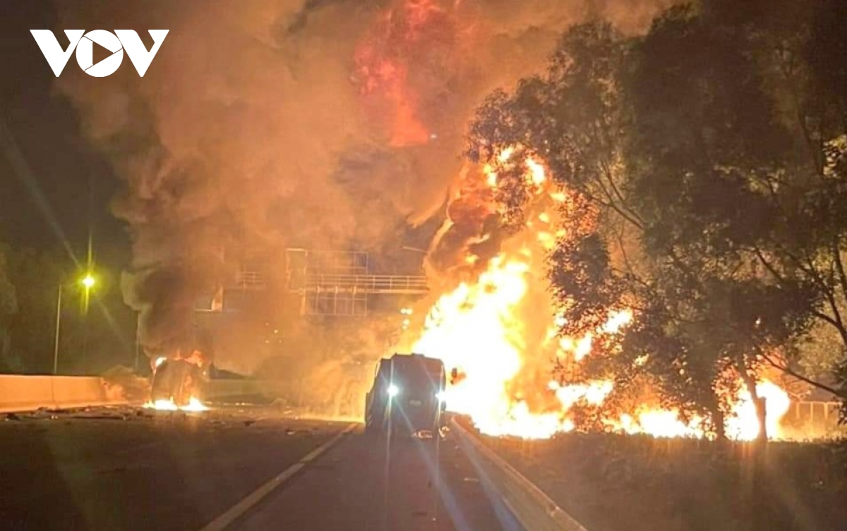 Vụ cháy xe bồn chở nhiên liệu trên cao tốc Hà Nội - Hải Phòng: 1 lái xe tử vong